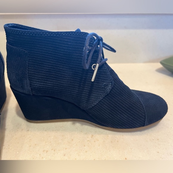 TOMS Desert Wedge Lace Up Booties, dark blue 9.5 Like new. - Picture 12 of 16
